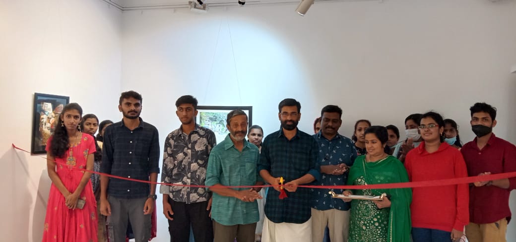 ഡോ. നരേഷ് ബാലകൃഷ്ണന്റെ ചിത്ര പ്രദർശനത്തിന് തുടക്കമായി