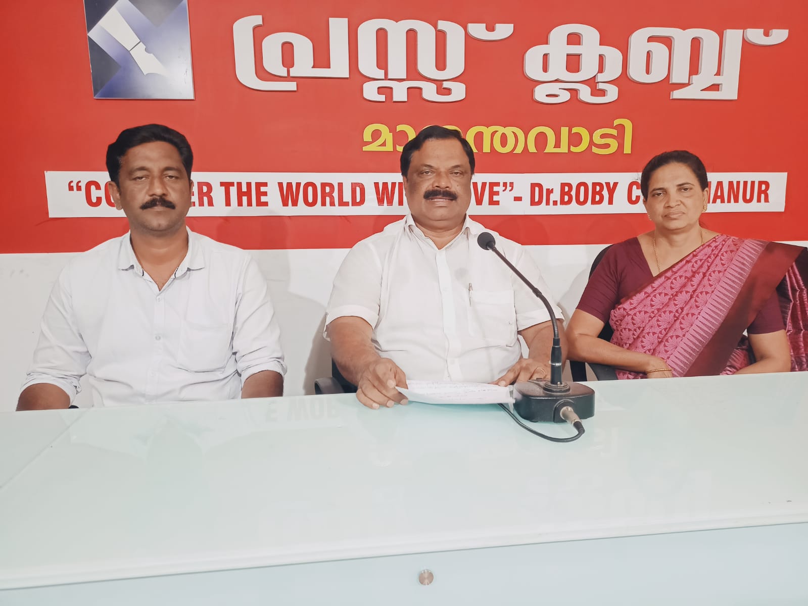 പാൽവെളിച്ചം കൂടൽ കടവ് റോപ്പ് പെൻസിംഗ് പദ്ധതി ഉപേക്ഷിക്കാനുള്ള നീക്കം ചെറുക്കുമെന്ന് മാനന്തവാടി നഗരസഭ കോൺഗ്രസ് പാർലിമെന്ററി പാർട്ടി