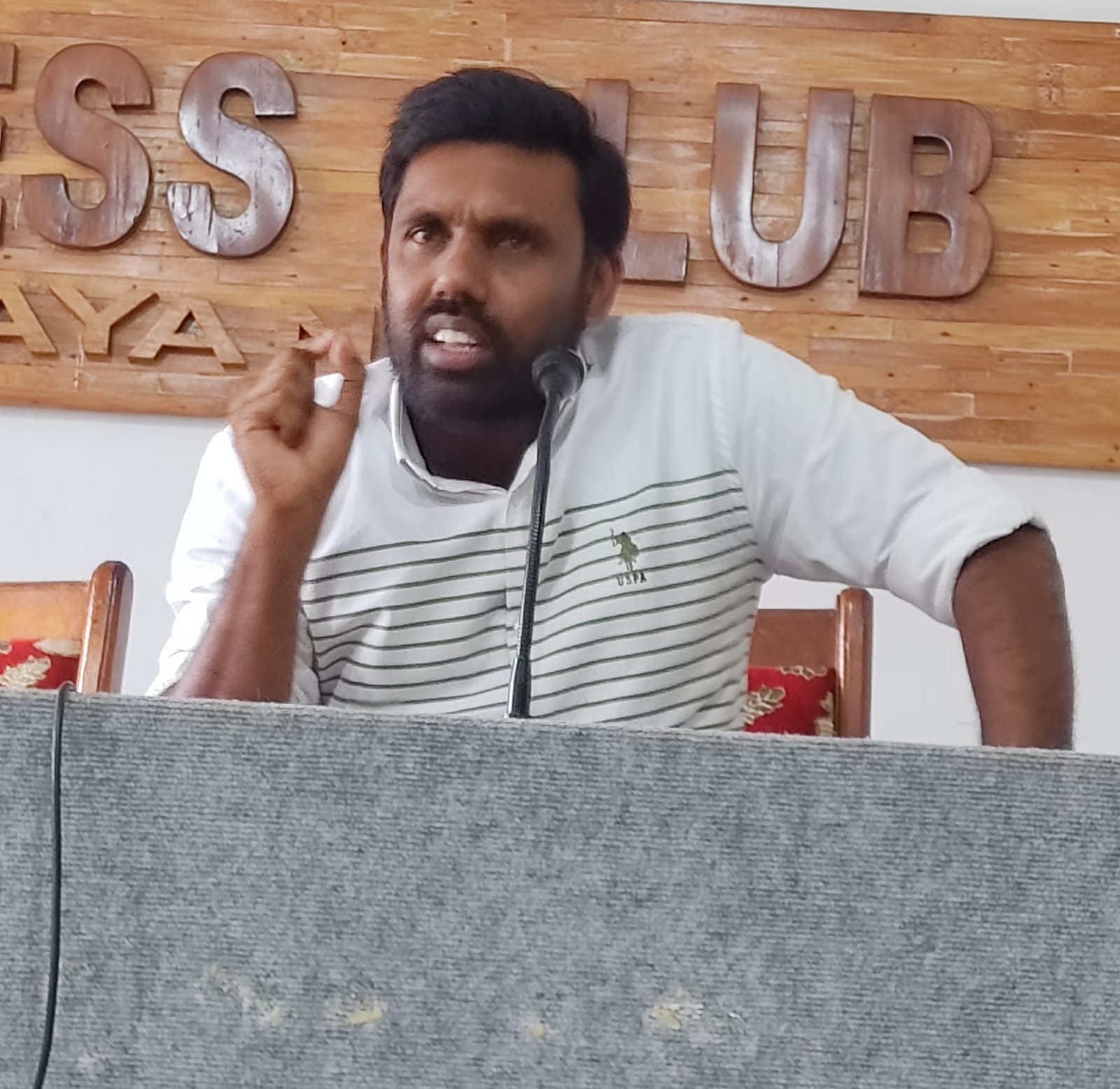 സാദിഖലി ശിഹാബ് തങ്ങൾ കേരളത്തിൽ വർഗ്ഗീയ ചേരിതിരിവിന് ശ്രമിക്കുന്നുവെന്ന്  പി.പി ഷൈജൽ