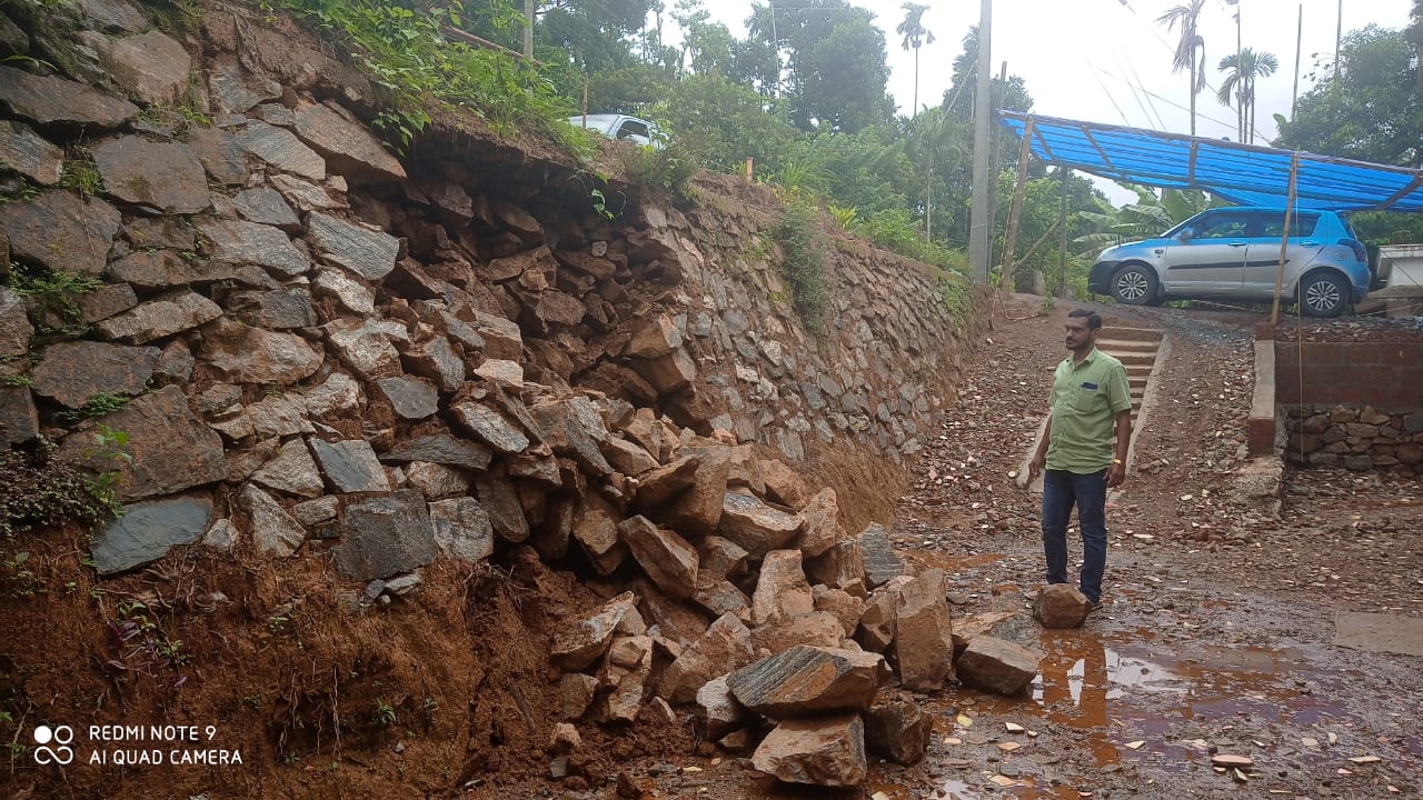 ശക്തമായ മഴയില്‍ വീടിന്റെ മുൻ വശത്തെ റോഡ് സംരക്ഷണ ഭിത്തി ഇടിഞ്ഞു വീണു