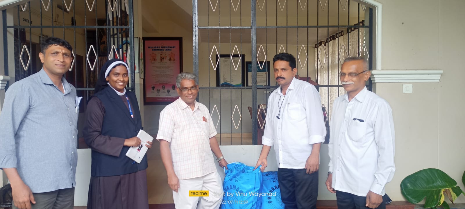 അഗതി മന്ദിരങ്ങളിൽ ഫാ.ഡേവിസ് ചിറമ്മേൽ ചാരിറ്റബിൾ ട്രസ്റ്റ് സഹായമെത്തിച്ചു