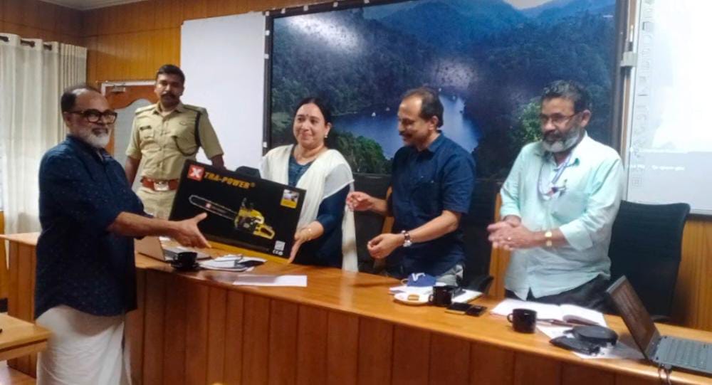 റസ്ക്യൂ ഉപകരണങ്ങൾ കൈമാറി