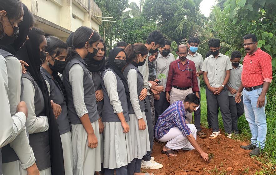 വിത്തുരുളകൾ വിതറി  എൻ.എസ്.എസ് വിദ്യാർത്ഥികൾ 