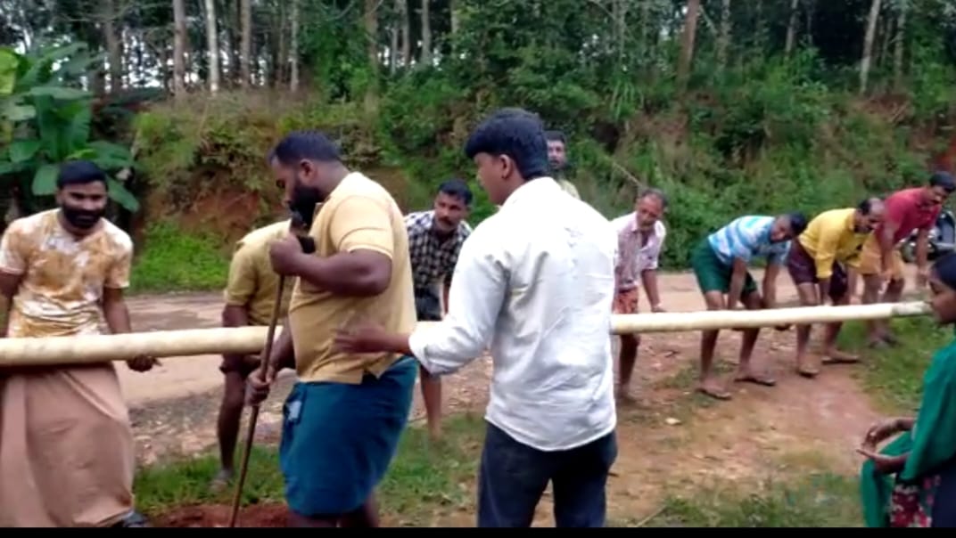 ആസാദിക അമൃത് മഹോത്സവം:കൂറ്റൻ പതാക ഉയർത്തി ചരിത്രത്തിന്റെ ഭാഗമാവാൻ കൊഴുവണ നിവാസികൾ