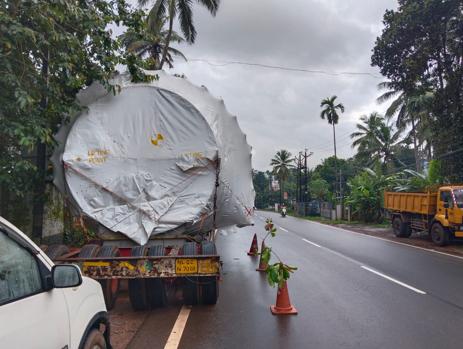 ചുരം കയറാനാകില്ല: ഭീമൻ വാഹനം വഴി തിരിച്ചു വിട്ടു.