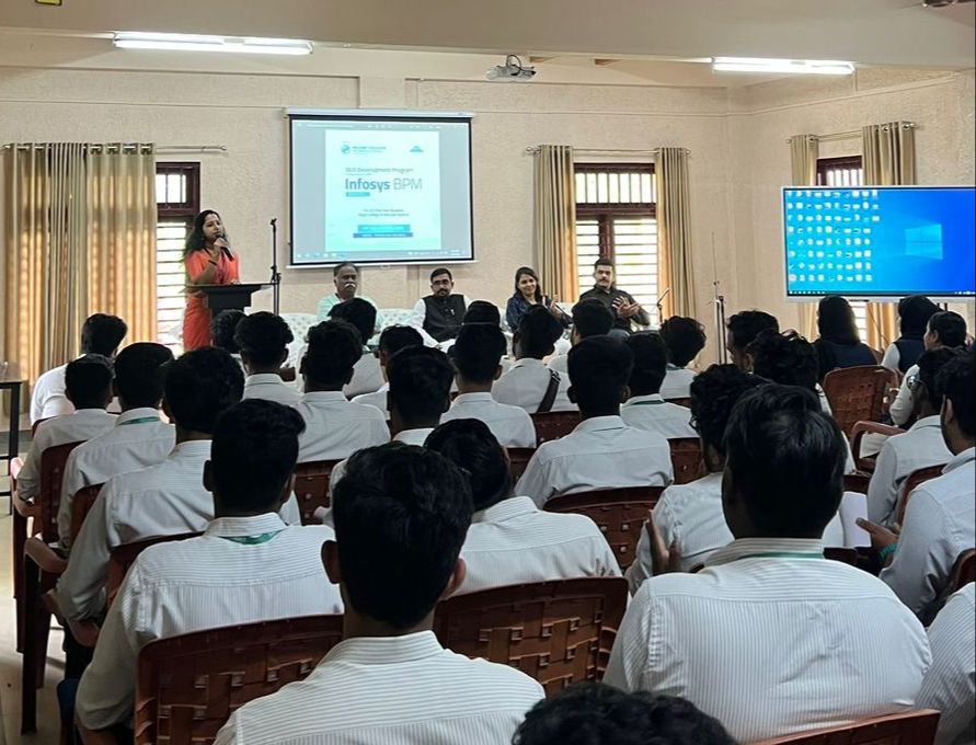 നീൽഗിരി കോളേജിൽ ഇൻഫോസിസ് പരിശീലനത്തിനു തുടക്കമായി.