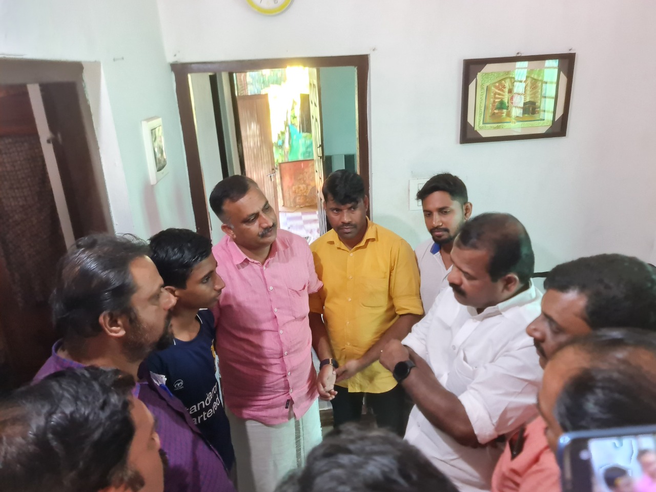 ഐ.സി ബലകൃഷ്ണന്‍ എം.എൽ.എ മഫീദയുടെ കുടുംബത്തെ സന്ദര്‍ശിച്ചു.