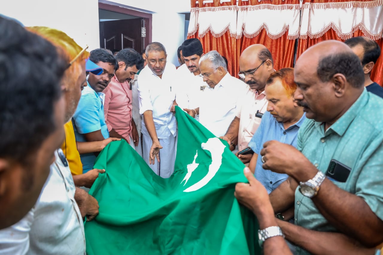 ഹരിത പതാക പുതപ്പിച്ച് പി.പി.എ കരീമിന് ജന്മനാട് വിടനല്‍കി