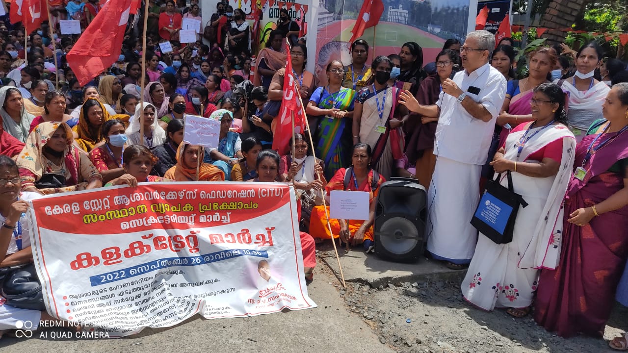 ആനുകൂല്യങ്ങൾ കവർന്നെടുക്കുന്നതിനെതിരെ ആശാ വർക്കർമാർ കലക്ട്രേറ്റ് മാർച്ച് നടത്തി.
