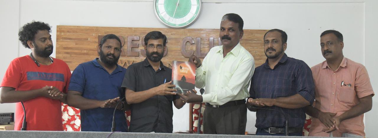 ആർമി കോളിംഗ് പുസ്തകം ലൈബ്രറികൾക്ക് കൈമാറി