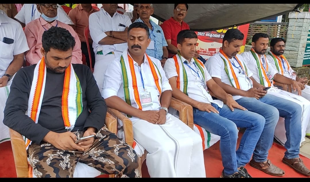 വയനാട് മെഡിക്കൽ കോളേജ്: യുവാക്കളെ അണിനിരത്തി രണ്ടാം ദിന സത്യാഗ്രഹം.