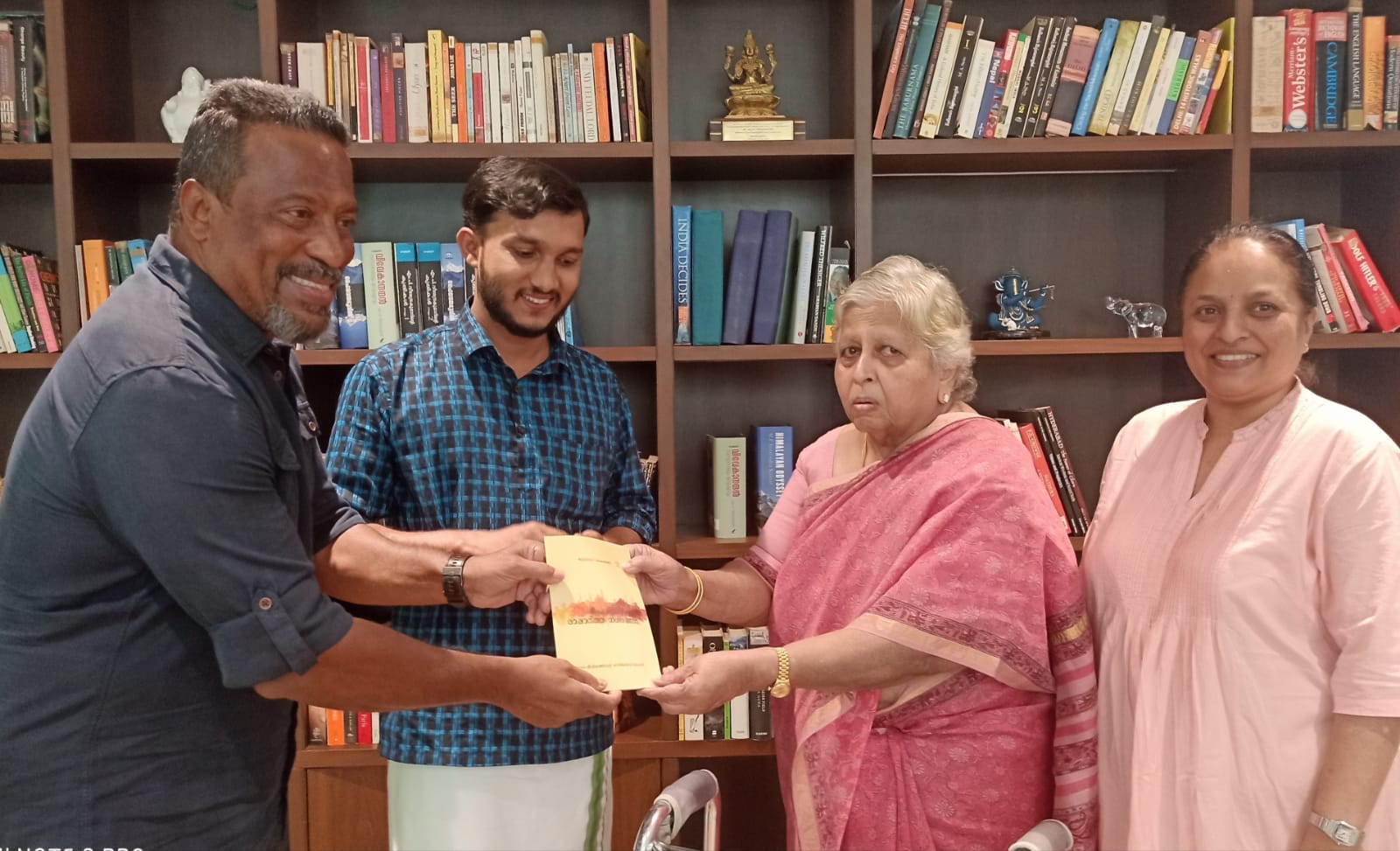 ഉഷ വീരേന്ദ്രകുമാർ അക്ഷരങ്ങളെ സ്നേഹിച്ച അമ്മ; ജുനൈദ് കൈപ്പാണി