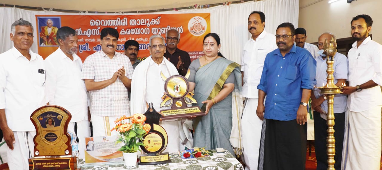 എ.പി നാരായണൻ നായർക്ക് സ്നേഹാദരം നൽകി.
