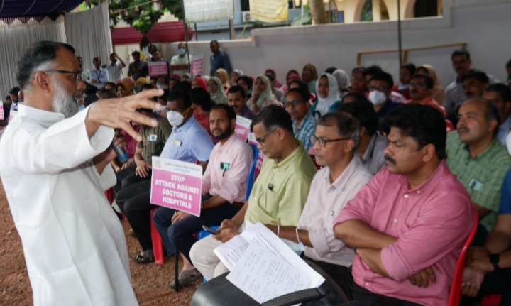 വണ്ടൂരില്‍ വനിതാ ഡോക്ടറെ കയ്യേറ്റം ചെയ്ത സംഭവം;ഡോക്ടര്‍മാര്‍ ധര്‍ണ്ണ നടത്തി.