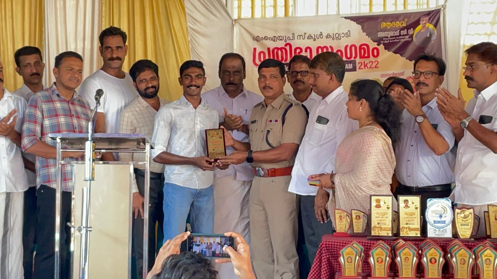 വേഗരാജാവ് അനുരാഗിന് പൂർവവിദ്യാലയത്തിൻ്റെ ആദരം