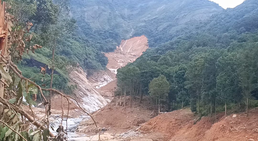 പുഞ്ചിരി മട്ടത്ത് മണ്ണിടിച്ചിൽ : ജാഗ്രതാ നിർദേശം