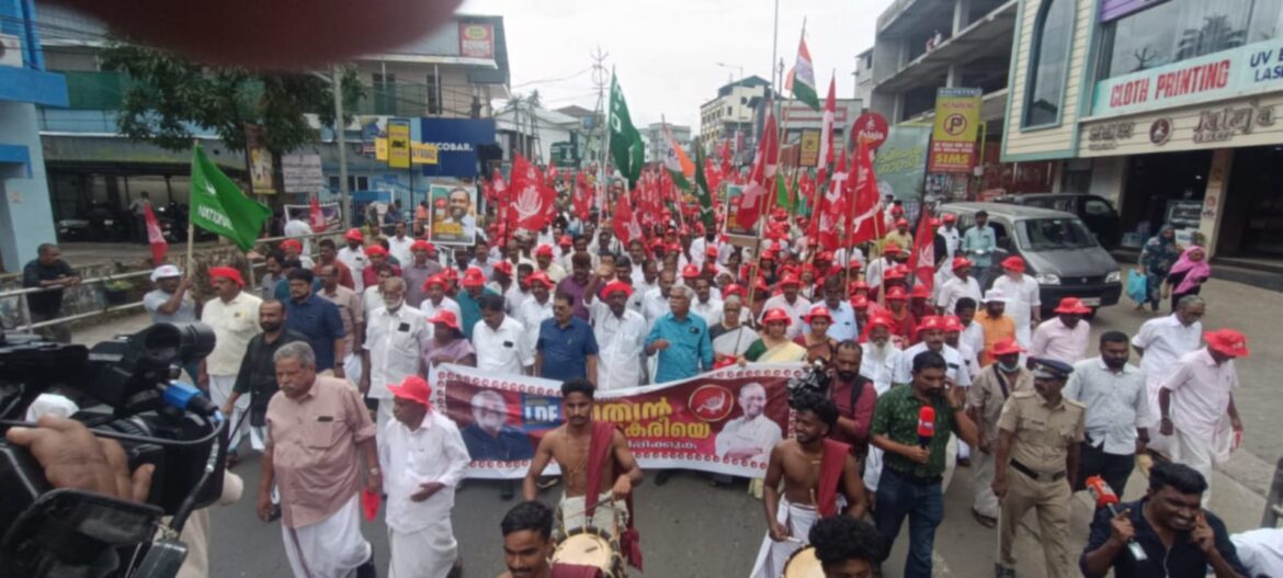 കല്‍പറ്റയെ ചുകപ്പണിയിച്ച് എല്‍ഡിഎഫ് പ്രകടനം