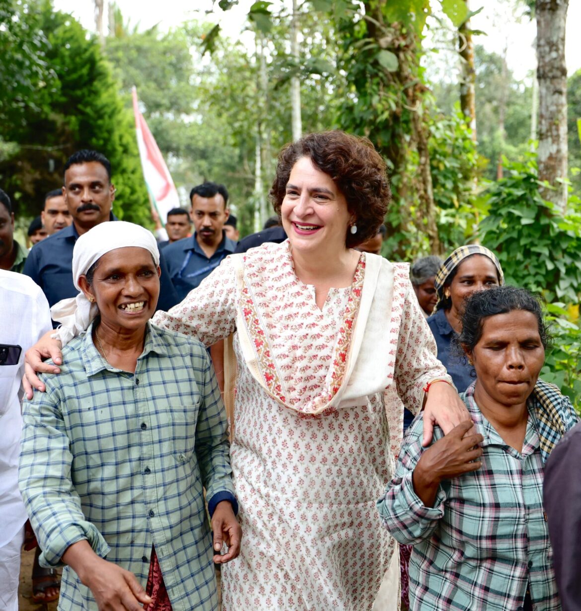 തൊഴിലുറപ്പ് തൊഴിലാളികളുടെ തൊഴിലിടം സന്ദർശിച്ച് പ്രിയങ്ക ഗാന്ധി