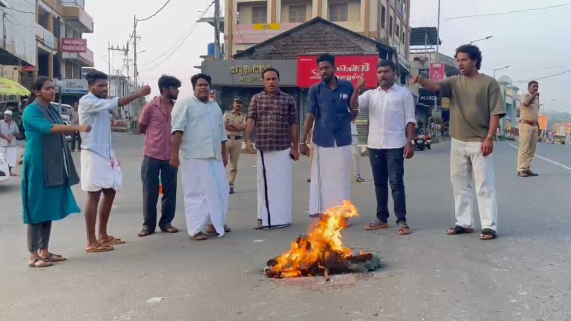 വിവാദ പരാമർശം ഹർത്താൽ ദിനത്തിൽ  കോൺഗ്രസ്സ് പ്രവർത്തകരുടെ നേതൃത്വത്തിൽ വി മുരളീധരന്റെ കോലം കത്തിച്ചു പ്രതിഷേധിച്ചു