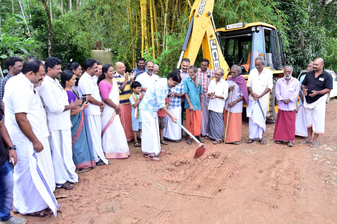 കണിയാമ്പറ്റ ഗ്രാമ പഞ്ചായത്തിലെ എരഞ്ഞേരി പുളിക്കൽ വയൽ റോഡ് നിർമ്മാണ പ്രവൃത്തി അഡ്വ :ടി.സിദിഖ് എം. എൽ. എ. ഉദ്ഘാടനം ചെയ്തു