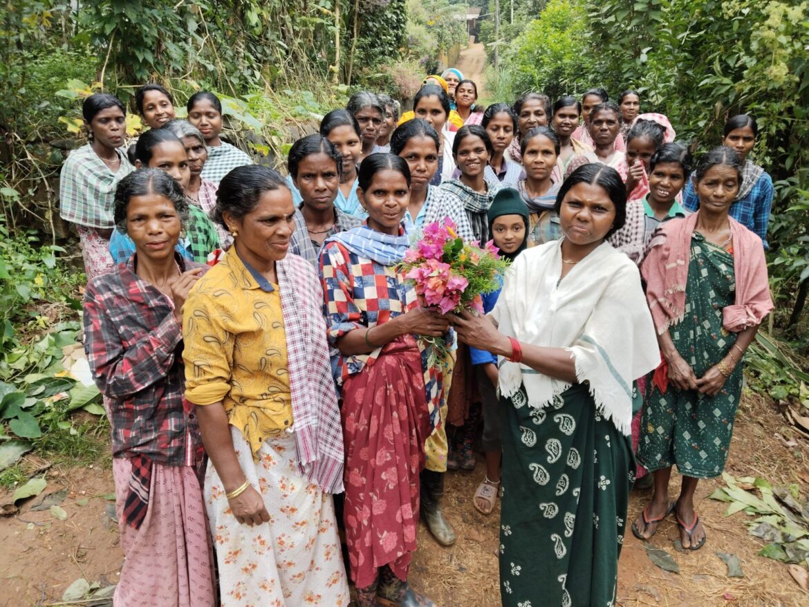 100 ദിനം പൂർത്തിയാക്കിയ തൊഴിലാളിക്ക്  സഹപ്രവർത്തകരുടെ ആദരം