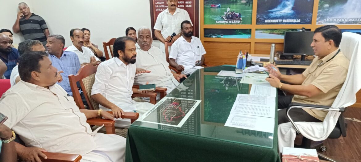 വന്യമൃഗശല്യം.: കോൺഗ്രസ് പ്രവർത്തകർ ഡി.എഫ്.ഒ.യെ ഉപരോധിച്ചു