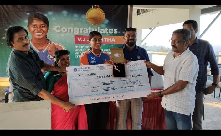 വി.ജെ.ജോഷിതക്ക് അഞ്ച് ലക്ഷം രൂപയും സ്വർണ്ണ പതക്കവും നൽകി : മനോരമ ആദരിച്ചു