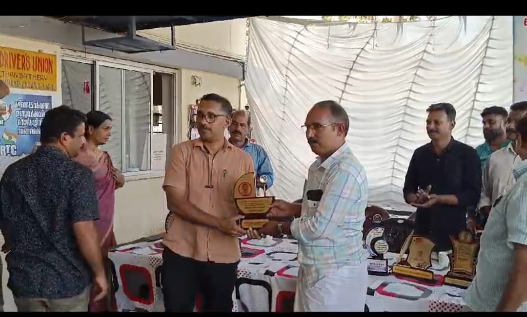 “പ്രളയാന്തരം”സിനിമയുടെ കഥയും സംവിധാനവും നിർവഹിച്ച അനിൽ മഞ്ഞം കുഴിയെ ആദരിച്ചു