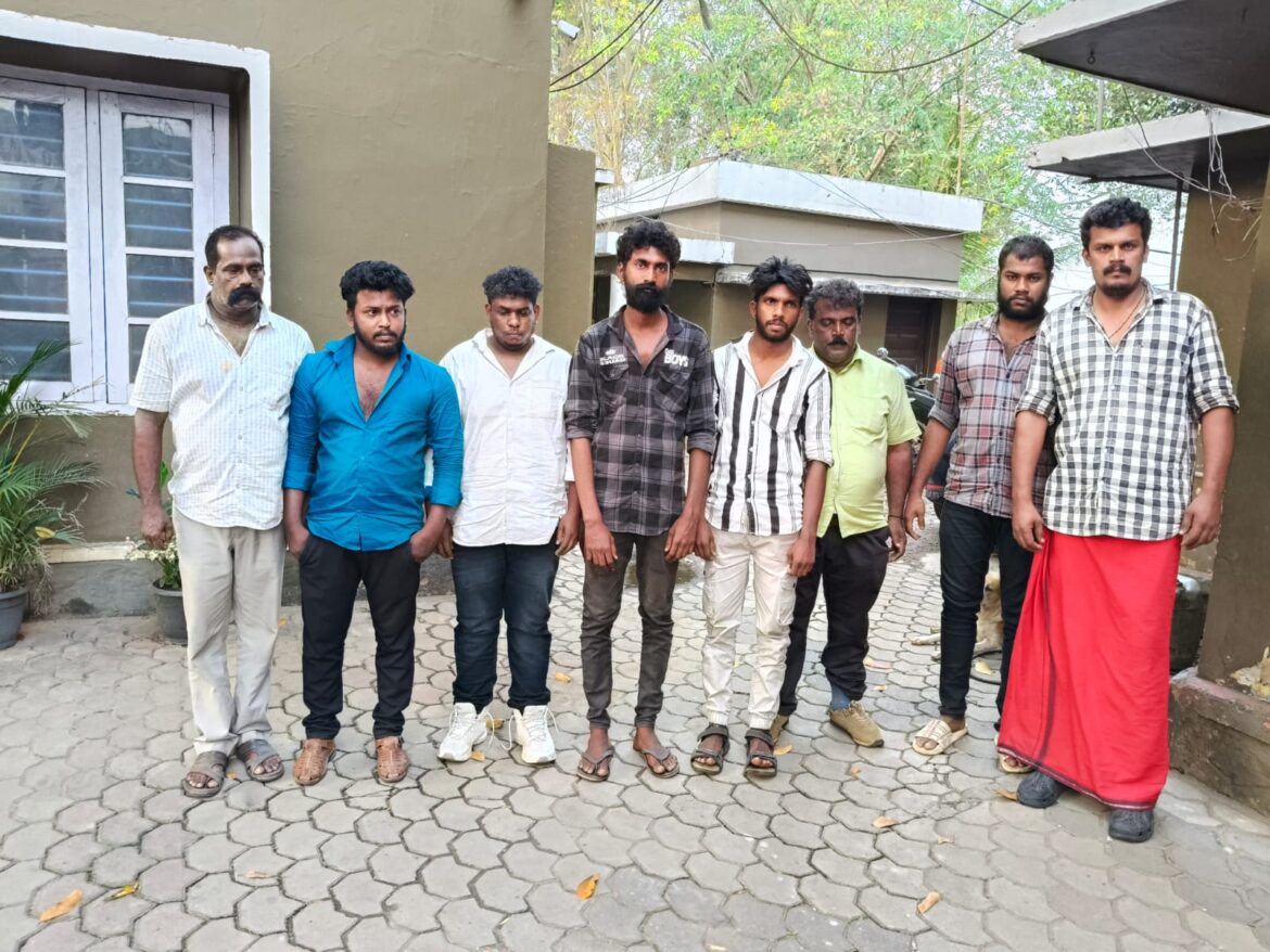 പിതാവിനെയും മകനെയും ട്രാവലറിലും ലോറിയിലുമായി തട്ടികൊണ്ടുപോകാന്‍ ശ്രമം