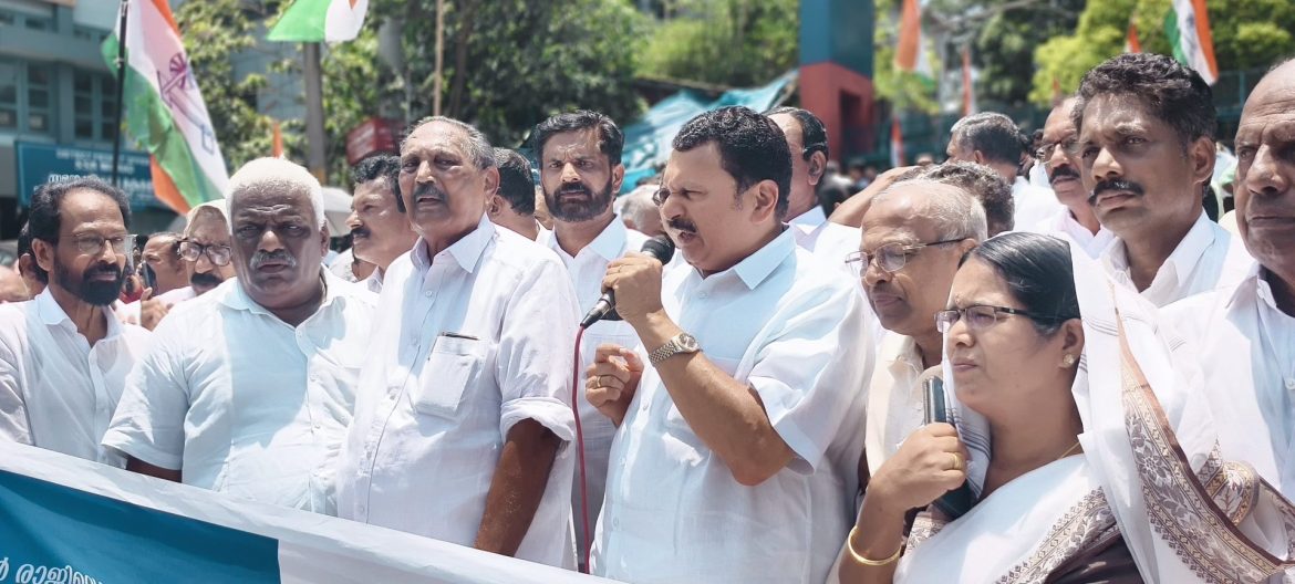 മുഖ്യമന്ത്രിയുടെ രാജി ആവശ്യപ്പെട്ട് കോണ്ഗ്രസ് കലക്ട്രേറ്റ് മാര്ച്ച് നടത്തി