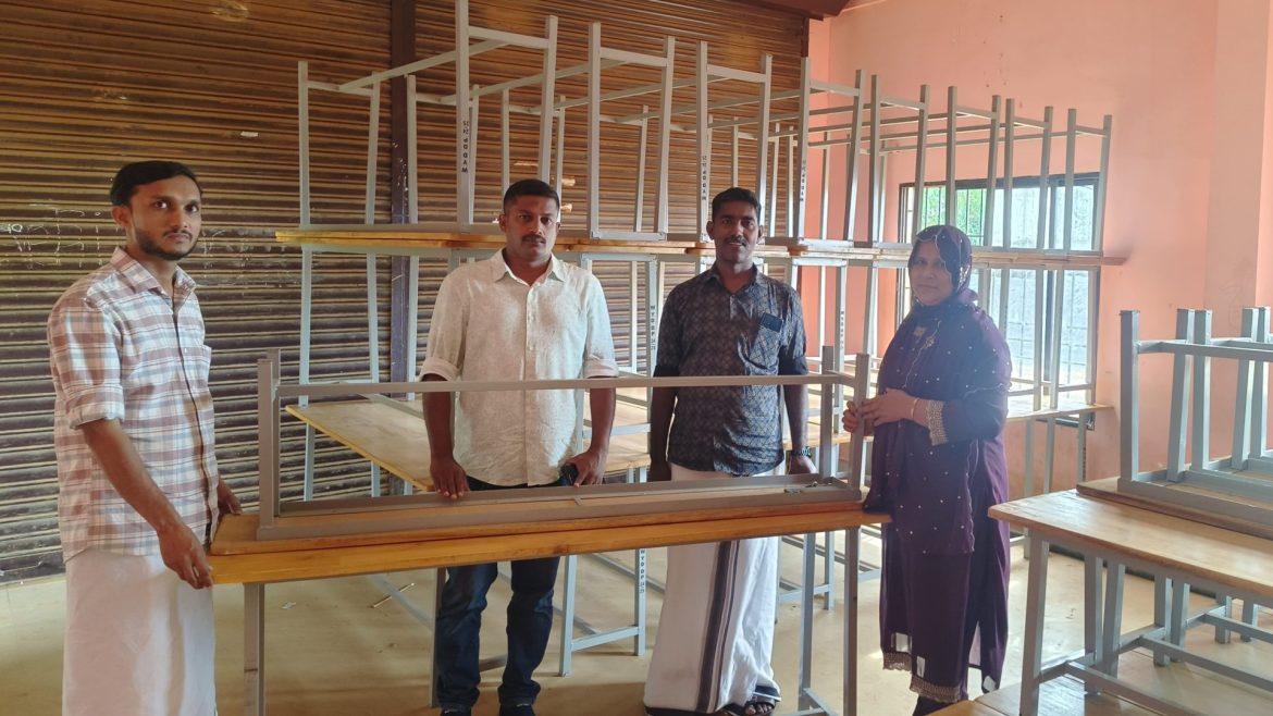 തരുവണ ഹൈസ്കൂളിന് ബെഞ്ചും ഡെസ്കും കൈമാറി