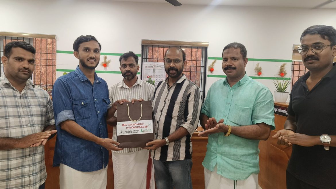 വെള്ളമുണ്ട സ്മാർട്ട് വില്ലേജ്ഓഫീസിന് ഘടികാരവും പുസ്തകങ്ങളും നൽകി