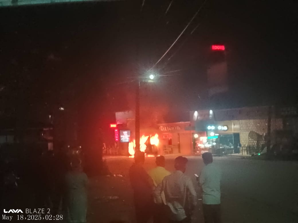 വയനാട് ലക്കിടിയിൽ കാറിന് തീ പിടിച്ചു