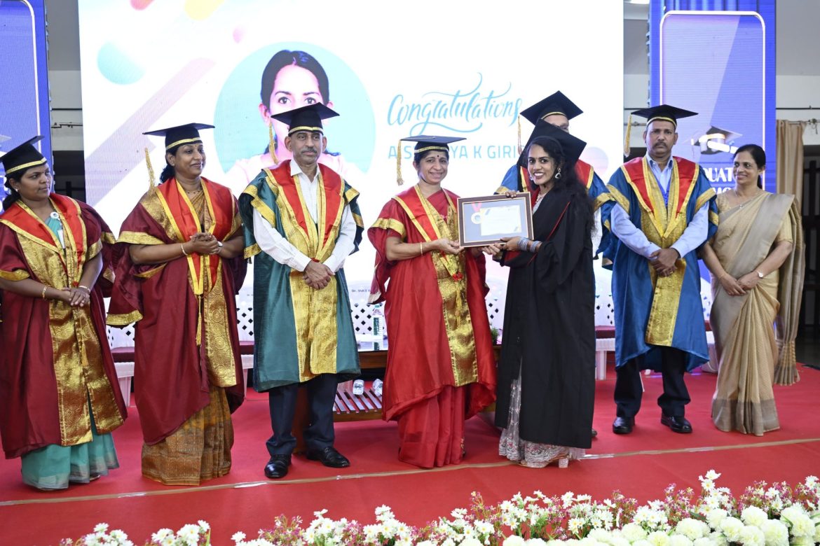 ഡോ:മൂപ്പൻസ്ന നഴ്സിംഗ് കോളേജിൽ ബിരുദദാനം