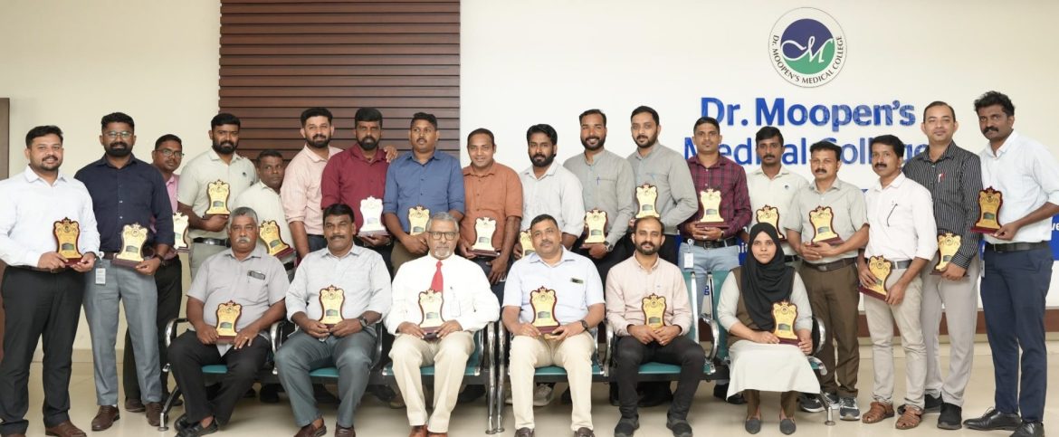 ഡോ:മൂപ്പൻസ് മെഡിക്കൽ കോളേജ് രക്തദാതാക്കളെ ആദരിച്ചു