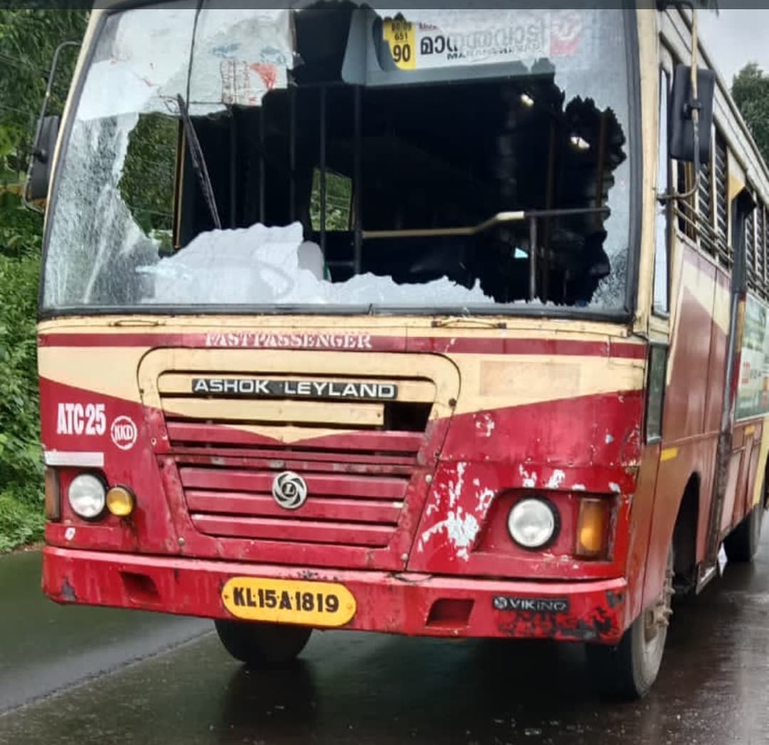 കെ.എസ്.ആർ.ടി.സി.ബസ് ഓടുന്നതിനിടെ  യാത്രക്കാരൻ തലയിടിച്ച് ഗ്ലാസ് തകർത്തു:പരിക്കേറ്റയാൾ ചികിത്സയിൽ