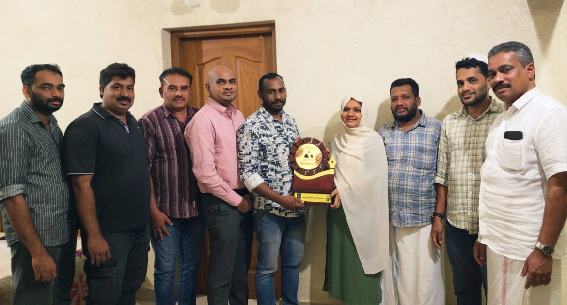 നീറ്റ് എക്സാം-ൽ ഉന്നത വിജയം നേടിയ ഫാത്തിമത്ത് തസ്നി ടി യെ പാണ്ടിക്കടവ് യൂത്ത് ലീഗ് ആദരിച്ചു