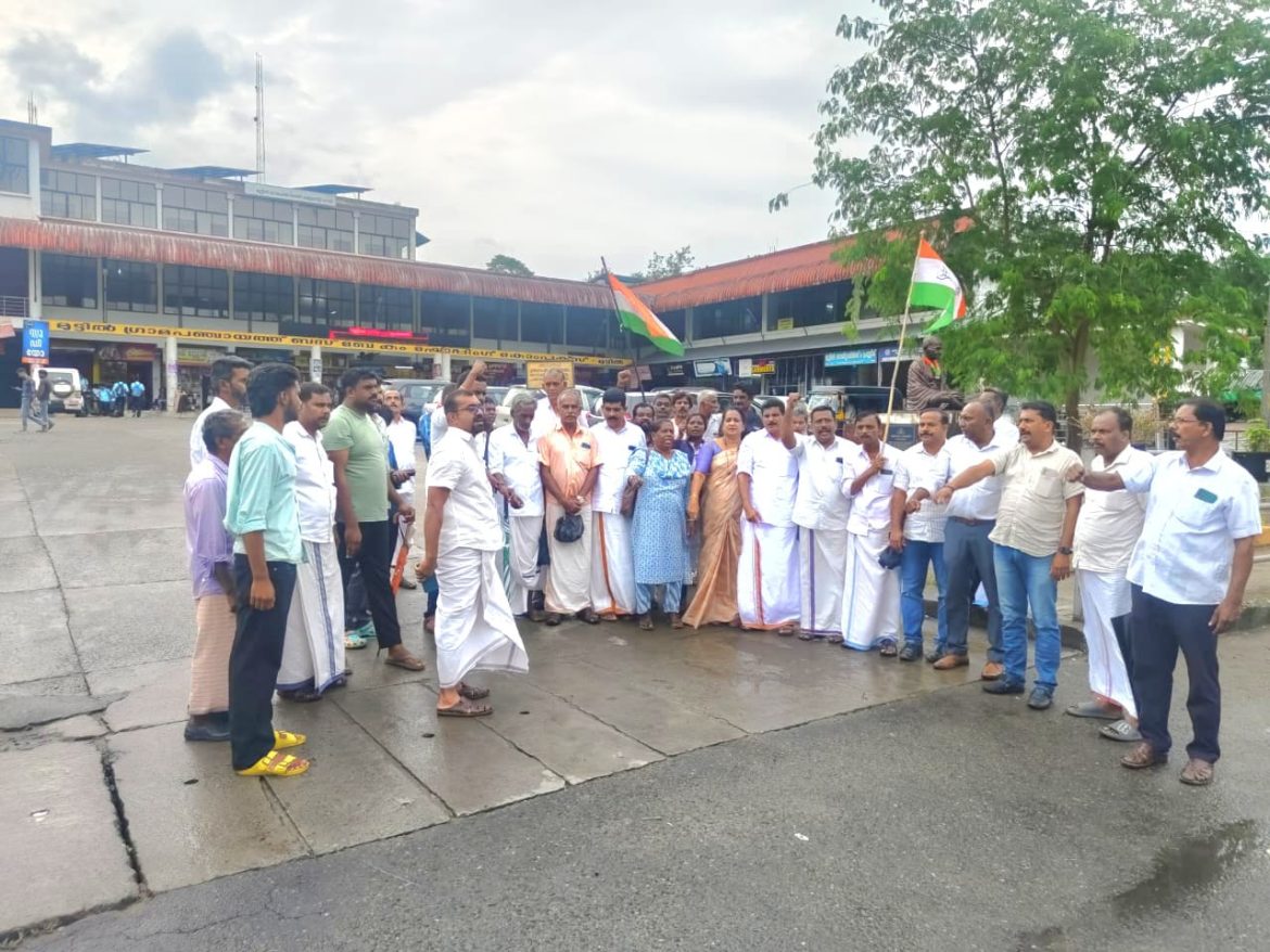 മുട്ടിൽ മണ്ഡലം കോൺഗ്രസ് കമ്മിറ്റിയുടെ നേതൃത്വത്തിൽ ആഹ്ലാദ പ്രകടനം നടത്തി