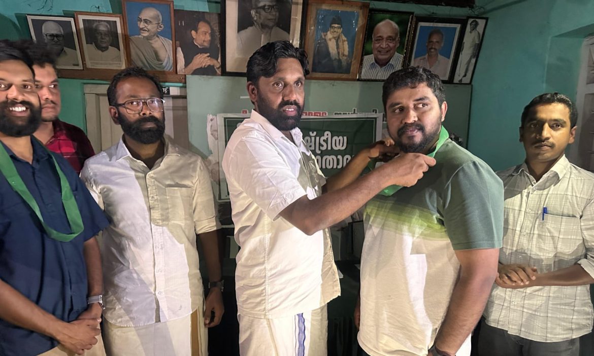 രാഷ്ട്രീയ യുവജനതാദളിൽ ചേർന്നു