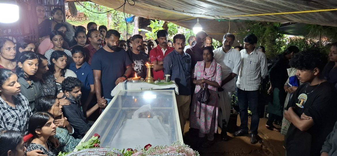 തോരാമഴയിൽ കണ്ണീർക്കടൽ തീർത്ത് ആശാവാർക്കർ ഷീജയ്ക്ക് യാത്രാമൊഴി