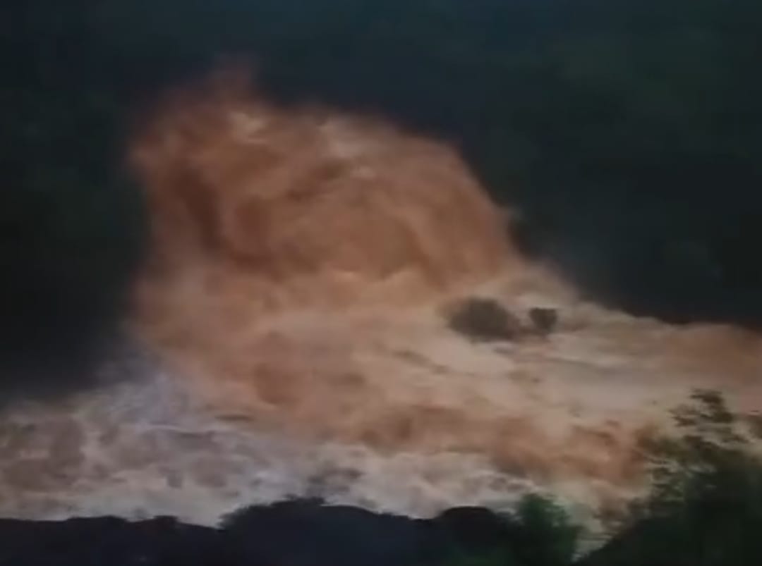 കോഴിക്കോട്ട് ഉരുൾ പൊട്ടൽ:പശുക്കടവ് പൂഴിത്തോട് മേഖലയിൽ വനത്തിൽ ഉരുൾപൊട്ടിയതായി സംശയം