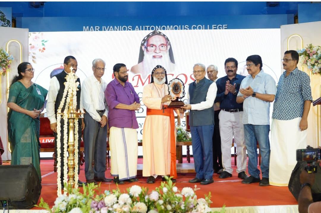 ആർച്ച്ബിഷപ്പ് ബനഡിക്ട് മാർ ഗ്രീഗോറിയോസ് അവാർഡ് ശ്രീ ക്രിസ് ഗോപാലകൃഷ്ണന് സമർപ്പിച്ചു