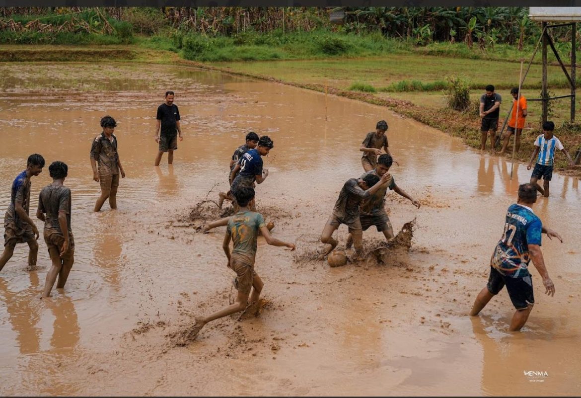 ചെളിയിലൊരു കളി