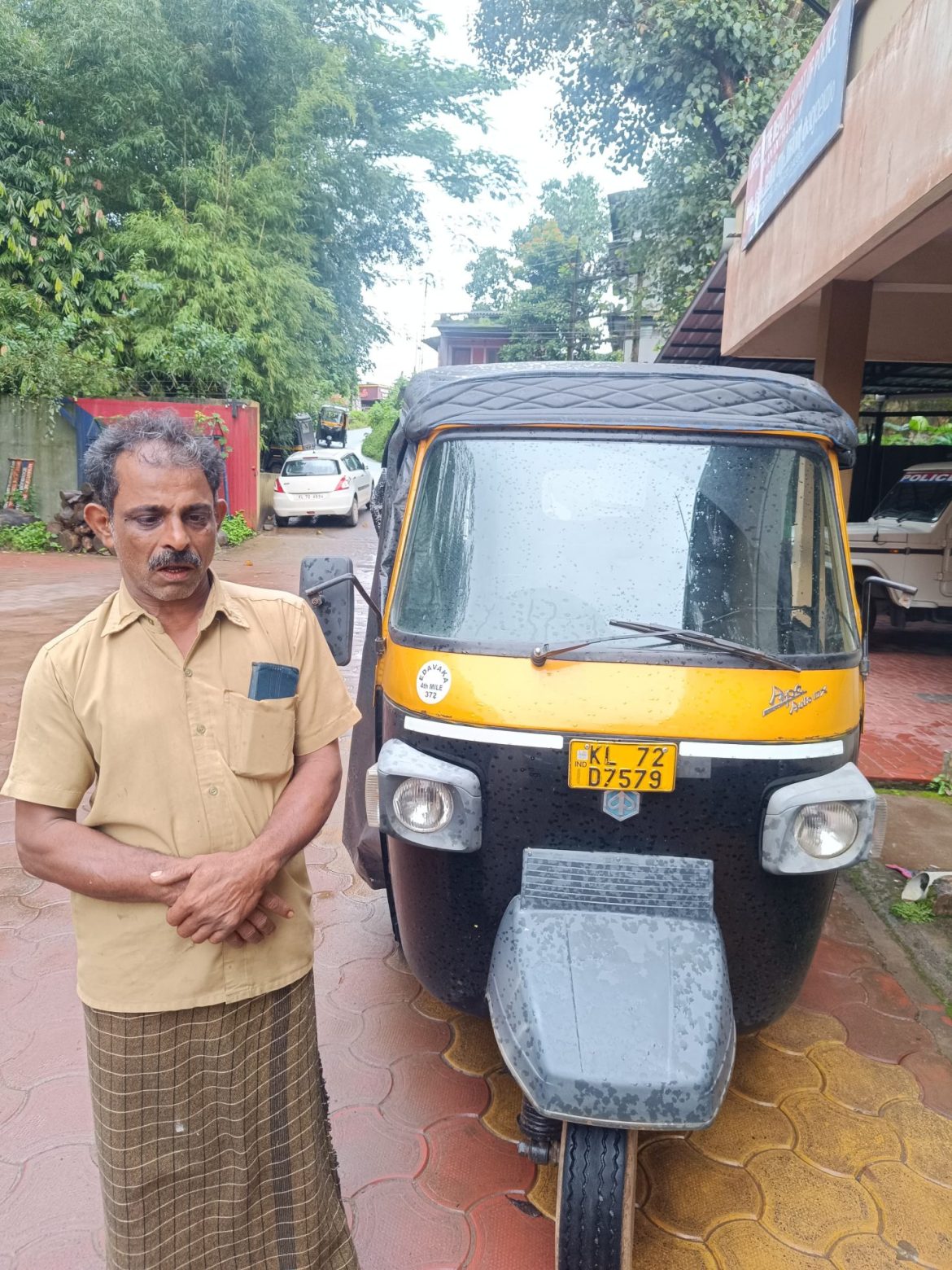 വയോധികനെ ഇടിച്ച് തെറിപ്പിച്ച് ഗുരുതര പരിക്കേൽപ്പിച്ച് നിർത്താതെ കടന്ന് കളഞ്ഞ ഓട്ടോ ഡ്രൈവറെ പിടികൂടി:ഓട്ടോയും കസ്റ്റഡിയിലെടുത്തു