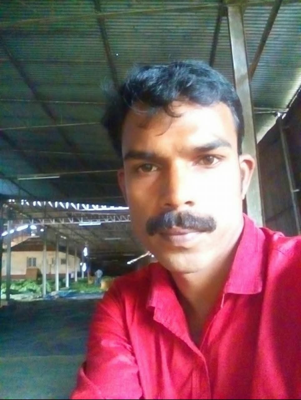 യുവാവിനെ തോട്ടിൽ മരിച്ചതിൽ കണ്ടെത്തി