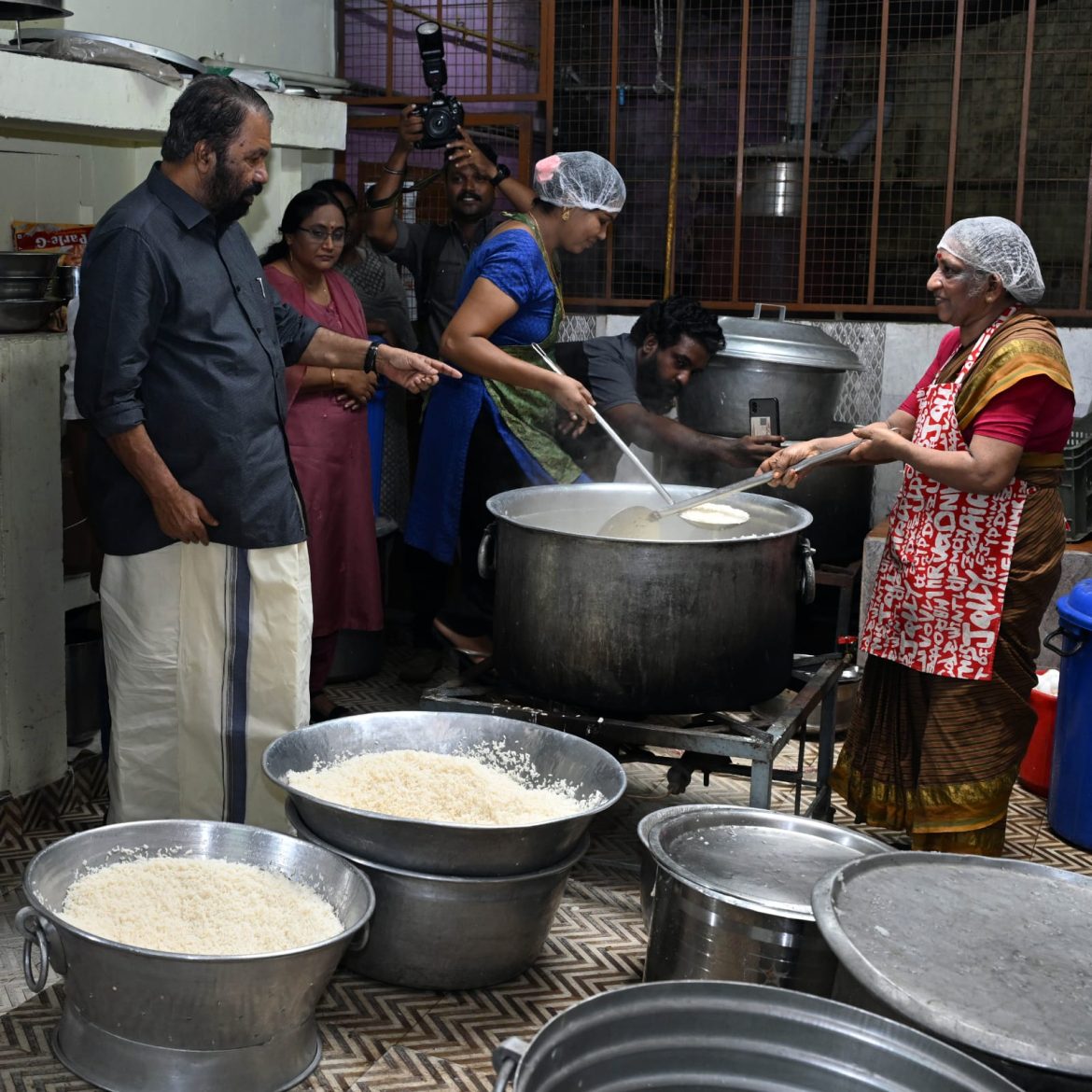 പുതിയ ഉച്ചഭക്ഷണ മെനു നേരിട്ട് വിലയിരുത്തി മന്ത്രി