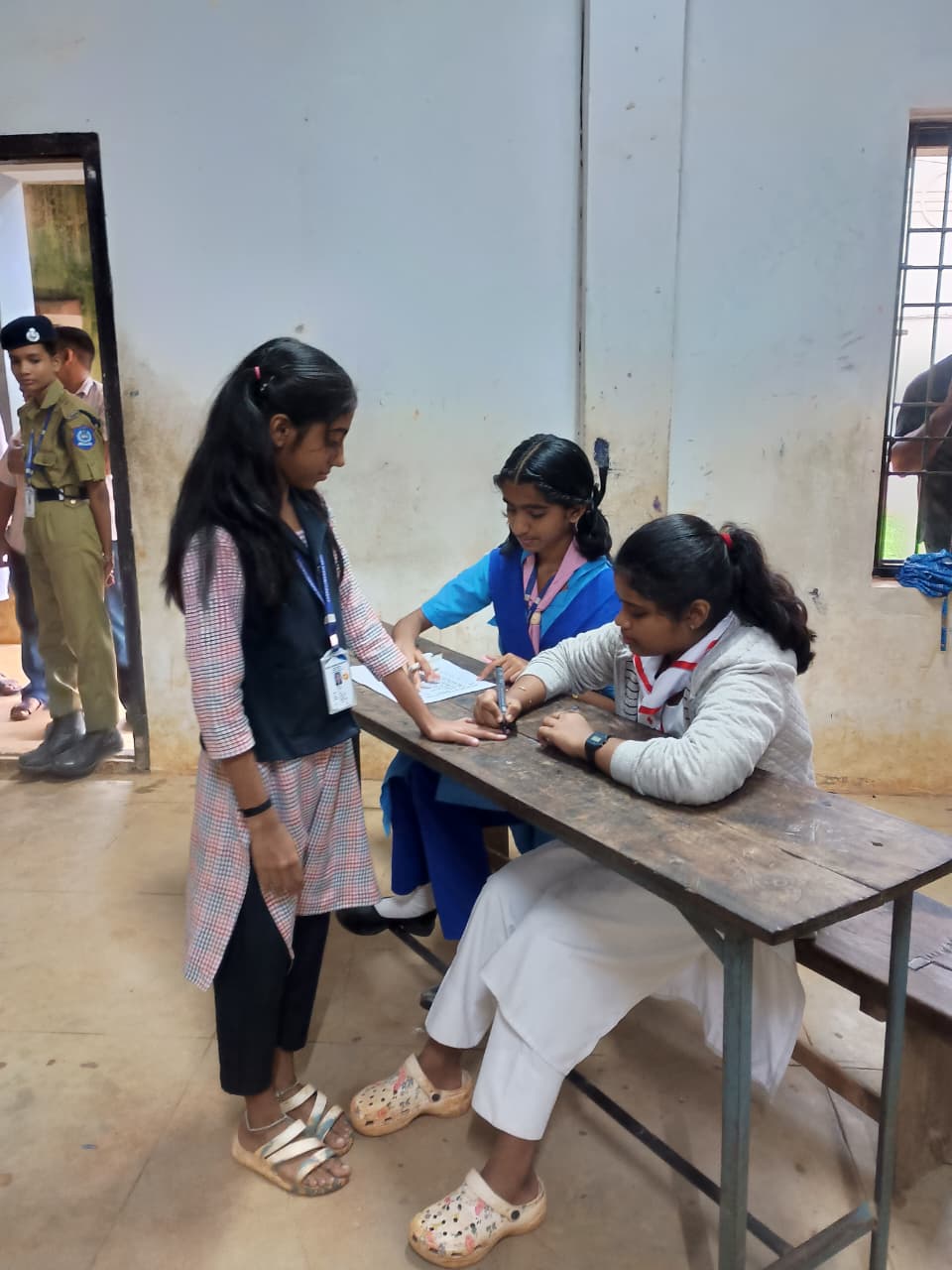 ജി വി എച്ച് എസ് എസ് മാനന്തവാടിയിൽ  സ്കൂൾ പാർലമെൻറ് ഇലക്ഷൻ നടത്തി