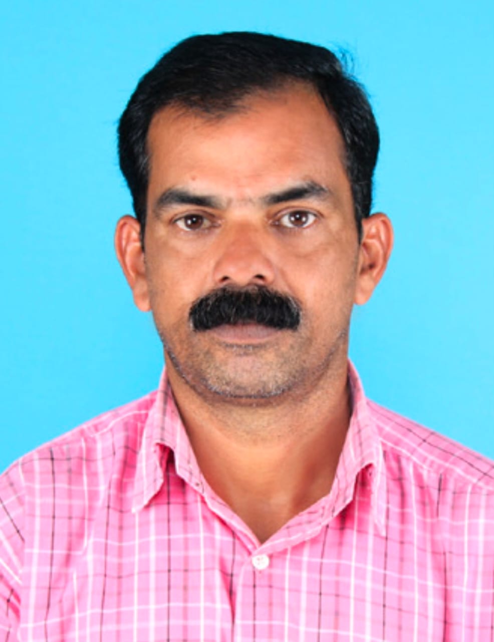പെരിക്കല്ലൂരിൽ നിന്നും തോട്ടയും സ്ഫോടക വസ്തുക്കളും കർണാടക മദ്യവും പിടികൂടി