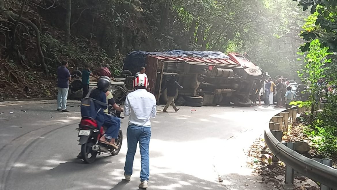 താമരശ്ശേരി ചുരത്തിൽ അപകടം
