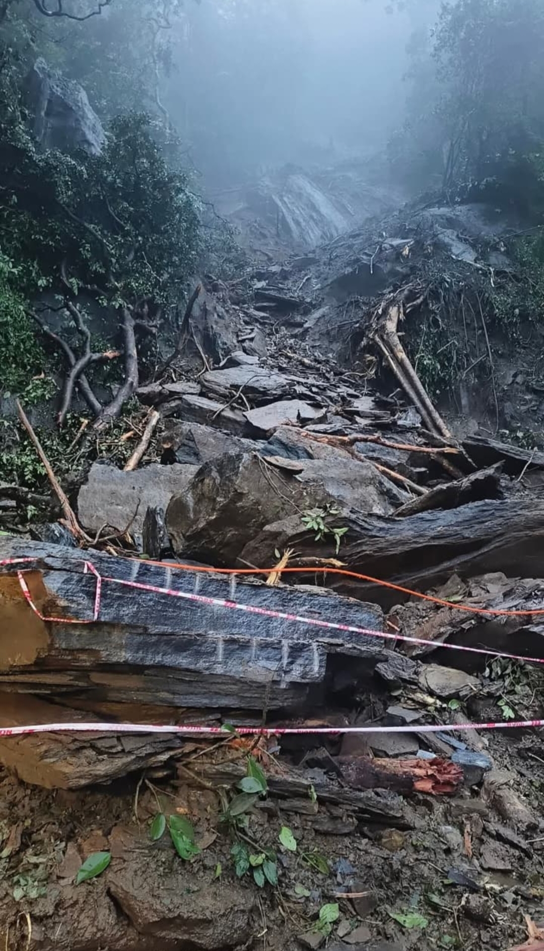 താമരശ്ശേരി ചുരത്തിലെ ഗതാഗതം പുനസ്ഥാപിക്കാനായില്ല,കുറ്റ്യാടി ചുരത്തില്‍ കനത്ത  ഗതാഗതക്കുരുക്ക്